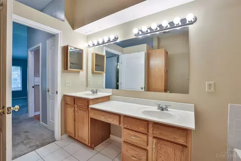 Bath - 685 Bridle Path, Cincinnati, OH 45231 photo 3 of 4
