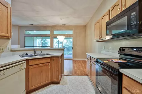 Kitchen - 685 Bridle Path, Cincinnati, OH 45231 photo 3 of 4