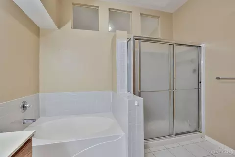 Bath - 685 Bridle Path, Cincinnati, OH 45231 photo 2 of 4
