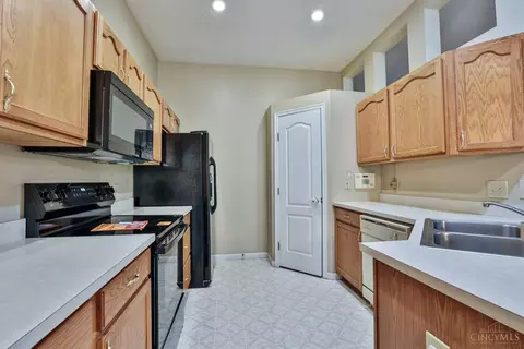 Kitchen - 685 Bridle Path, Cincinnati, OH 45231 photo 2 of 4