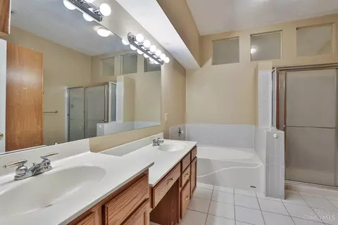 Bath - 685 Bridle Path, Cincinnati, OH 45231 photo 1 of 4