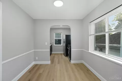 Entry Way - 5716 Hamilton Ave, Cincinnati, OH 45224 photo 4 of 4