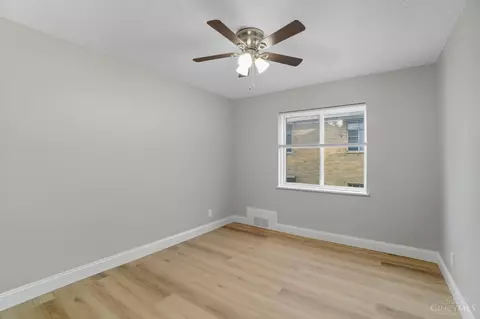 Bedroom - 5716 Hamilton Ave, Cincinnati, OH 45224 photo 6 of 9