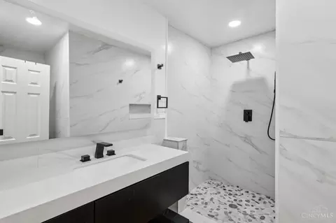 Bath - 3879 Mark Ct, Cincinnati, OH 45255 photo 1 of 2