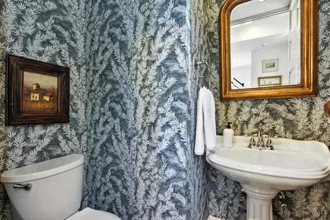 Bath - 3309 Monteith Ave, Cincinnati, OH 45208 photo 1 of 5