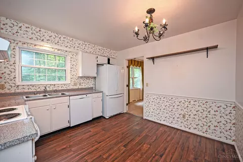 Kitchen - 6302 Stirrup Rd, Cincinnati, OH 45244 photo 3 of 4