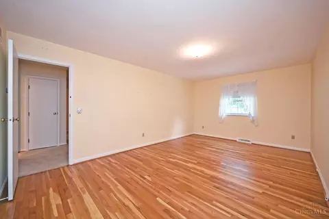 Bedroom - 6302 Stirrup Rd, Cincinnati, OH 45244 photo 2 of 9