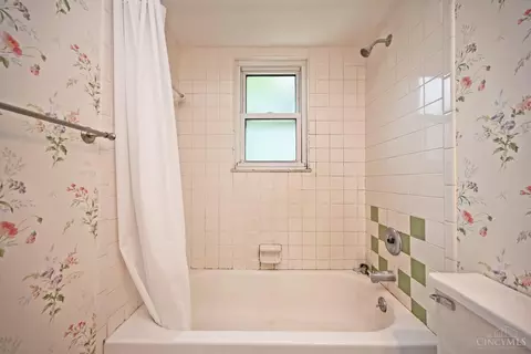 Bath - 6302 Stirrup Rd, Cincinnati, OH 45244 photo 3 of 4