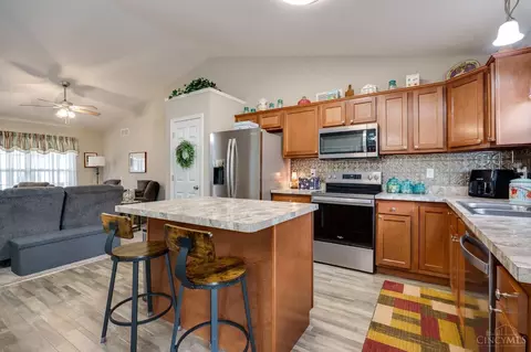 Kitchen - 20 Persimmon Dr, Hamilton, OH 45013 photo 2 of 2