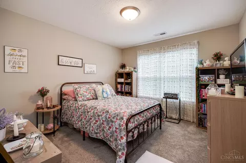 Bedroom - 20 Persimmon Dr, Hamilton, OH 45013 photo 3 of 5