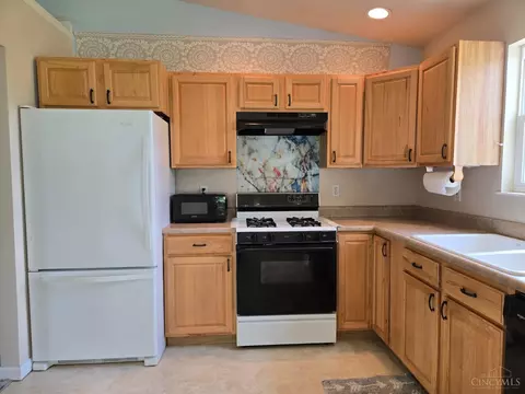 Kitchen - 6577 Taylor Pike, Blanchester, OH 45107 photo 2 of 4