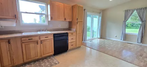 Kitchen - 6577 Taylor Pike, Blanchester, OH 45107 photo 4 of 4