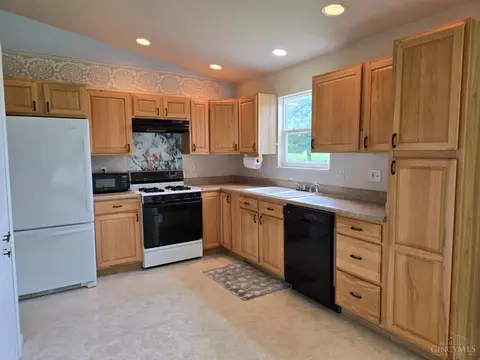 Kitchen - 6577 Taylor Pike, Blanchester, OH 45107 photo 3 of 4