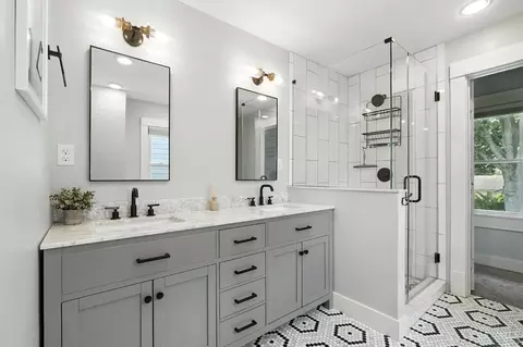 Bath - 5635 Ridge Ave, Cincinnati, OH 45213 photo 2 of 6