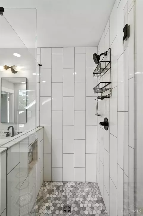 Bath - 5635 Ridge Ave, Cincinnati, OH 45213 photo 4 of 6