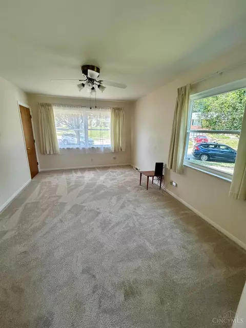 Living - 320 Robben Ln, Cincinnati, OH 45238 photo 2 of 2