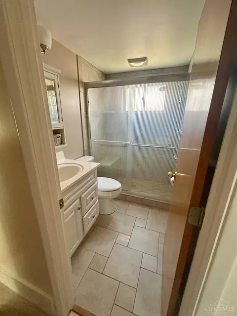 Bath - 320 Robben Ln, Cincinnati, OH 45238 photo 2 of 2