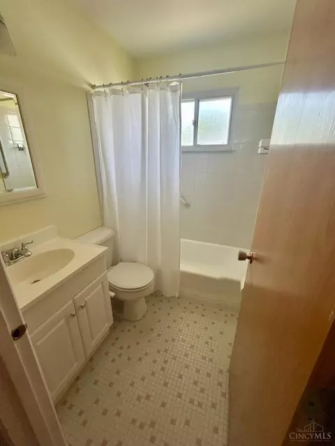 Bath - 320 Robben Ln, Cincinnati, OH 45238 photo 1 of 2