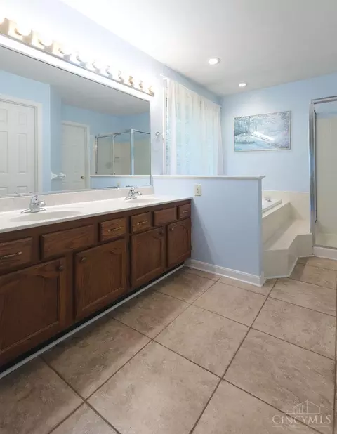 Bath - 3186 Vineyard Ct, Maineville, OH 45039 photo 1 of 3