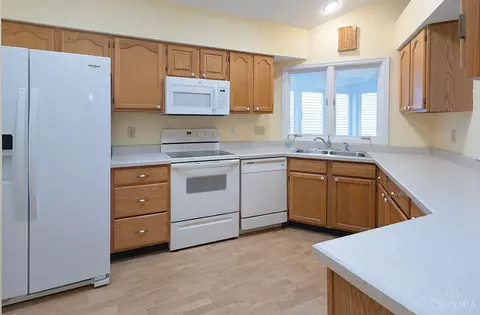 Kitchen - 3186 Vineyard Ct, Maineville, OH 45039 photo 2 of 2