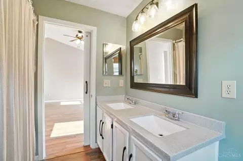 Bath - 588 Weeping Willow Ln, Hamilton Township, OH 45039 photo 3 of 4