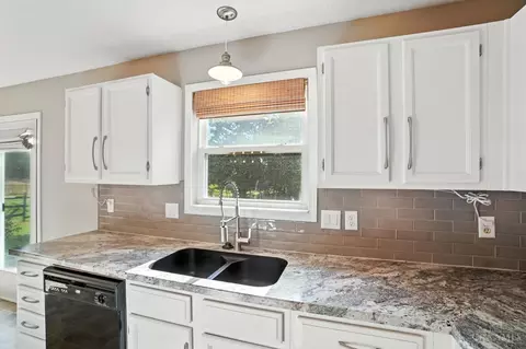 Kitchen - 588 Weeping Willow Ln, Hamilton Township, OH 45039 photo 4 of 7