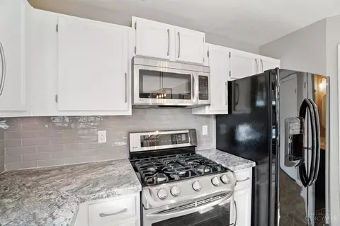Kitchen - 588 Weeping Willow Ln, Hamilton Township, OH 45039 photo 3 of 7