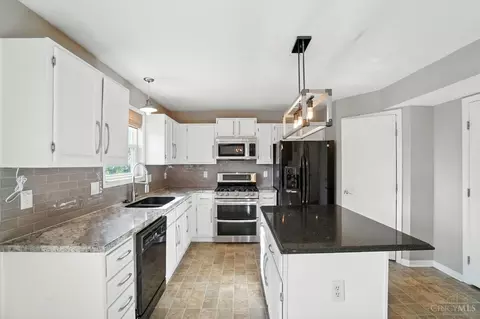 Kitchen - 588 Weeping Willow Ln, Hamilton Township, OH 45039 photo 1 of 7