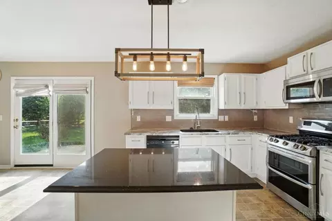 Kitchen - 588 Weeping Willow Ln, Hamilton Township, OH 45039 photo 6 of 7