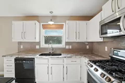 Kitchen - 588 Weeping Willow Ln, Hamilton Township, OH 45039 photo 2 of 7