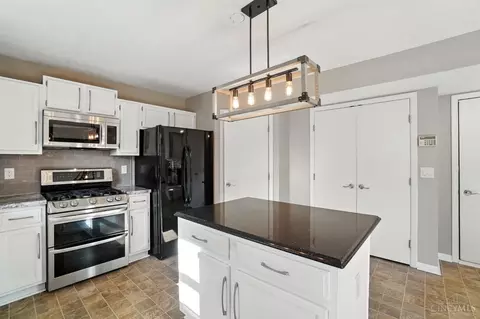 Kitchen - 588 Weeping Willow Ln, Hamilton Township, OH 45039 photo 7 of 7