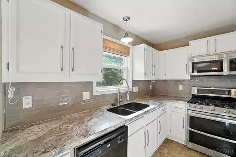 Kitchen - 588 Weeping Willow Ln, Hamilton Township, OH 45039 photo 5 of 7