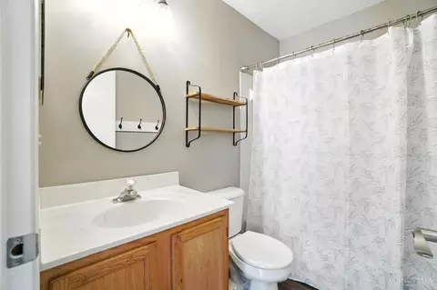 Bath - 588 Weeping Willow Ln, Hamilton Township, OH 45039 photo 4 of 4