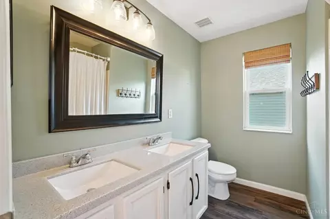 Bath - 588 Weeping Willow Ln, Hamilton Township, OH 45039 photo 2 of 4