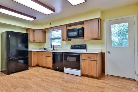 Kitchen - 6410 Daly Rd, Cincinnati, OH 45224 photo 6 of 8