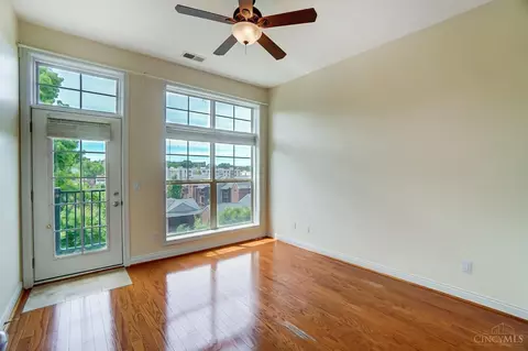 Living - 252 Stetson St, Cincinnati, OH 45219 photo 4 of 5
