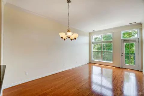 Living - 252 Stetson St, Cincinnati, OH 45219 photo 2 of 5