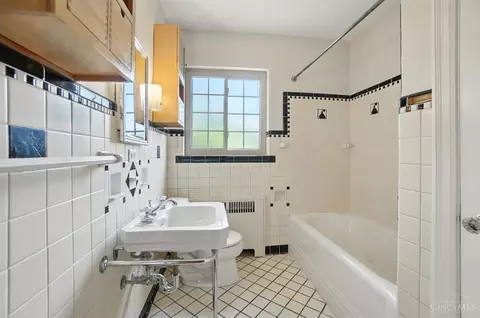Bath - 6256 Rogers Park Pl, Cincinnati, OH 45213 photo 4 of 7