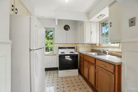 Kitchen - 6256 Rogers Park Pl, Cincinnati, OH 45213 photo 5 of 6