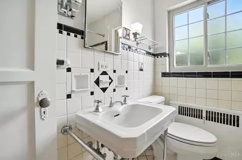 Bath - 6256 Rogers Park Pl, Cincinnati, OH 45213 photo 2 of 7