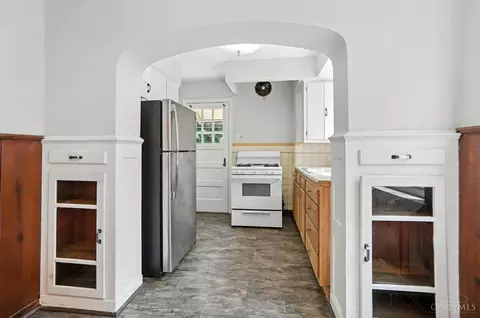 Entry Way - 6256 Rogers Park Pl, Cincinnati, OH 45213 photo 2 of 11