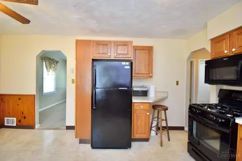 Kitchen - 3689 Eyrich Rd, Cincinnati, OH 45248 photo 3 of 6