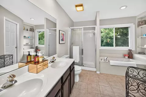 Bath - 8936 Cypresspoint Ln, Cincinnati, OH 45249 photo 7 of 9