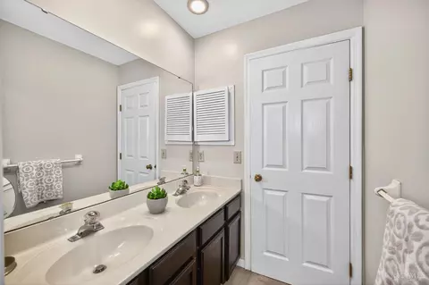 Bath - 8936 Cypresspoint Ln, Cincinnati, OH 45249 photo 5 of 9