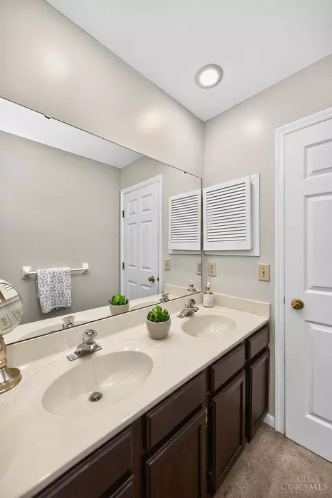 Bath - 8936 Cypresspoint Ln, Cincinnati, OH 45249 photo 6 of 9