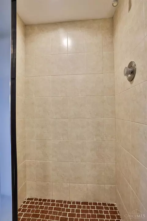 1026 Hatch St, Cincinnati, OH 45202 photo 50
