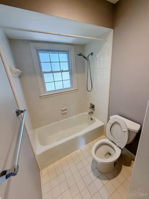 Bath - 8333 Monte Dr, Montgomery, OH 45242 photo 10 of 13
