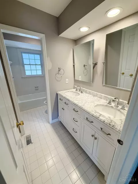 Bath - 8333 Monte Dr, Montgomery, OH 45242 photo 8 of 13