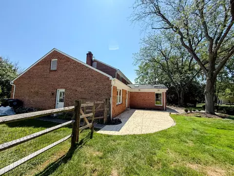 Exterior - 8333 Monte Dr, Montgomery, OH 45242 photo 7 of 9