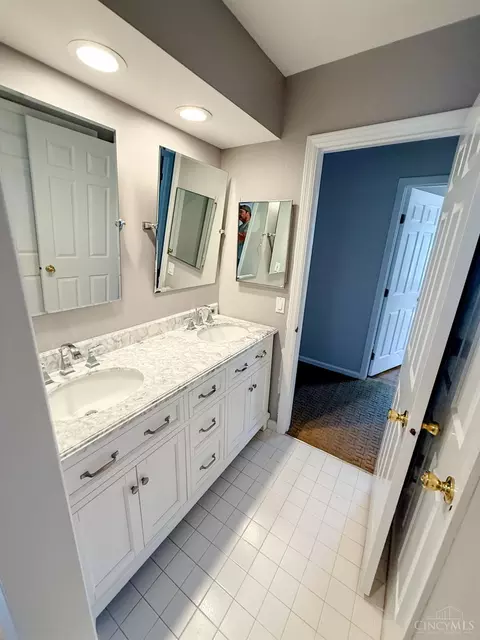 Bath - 8333 Monte Dr, Montgomery, OH 45242 photo 9 of 13